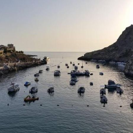 Appartamento Seafront Penthouse With Terrace In Xlendi, Gozo Esterno foto