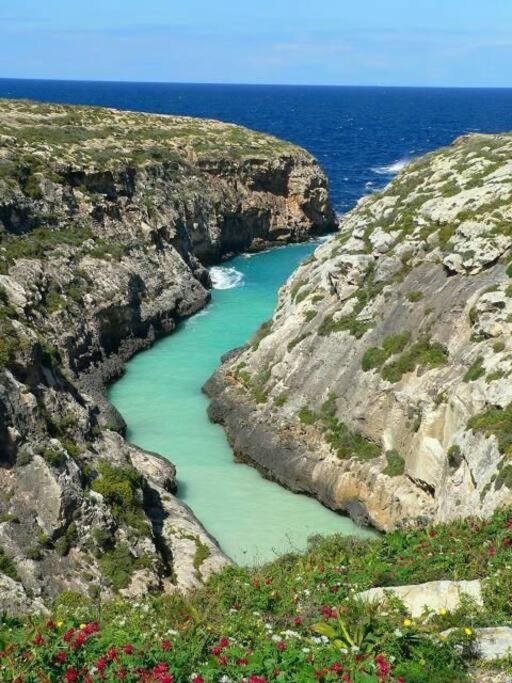 Appartamento Seafront Penthouse With Terrace In Xlendi, Gozo Esterno foto