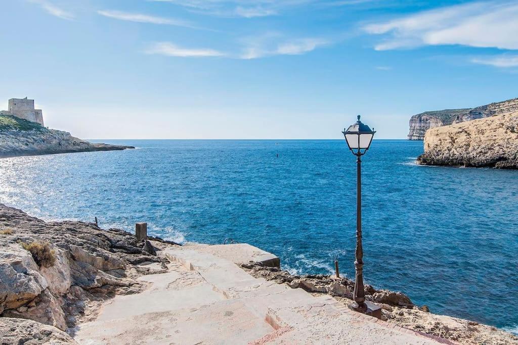 Appartamento Seafront Penthouse With Terrace In Xlendi, Gozo Esterno foto