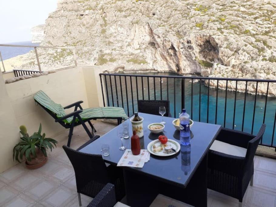 Appartamento Seafront Penthouse With Terrace In Xlendi, Gozo Esterno foto